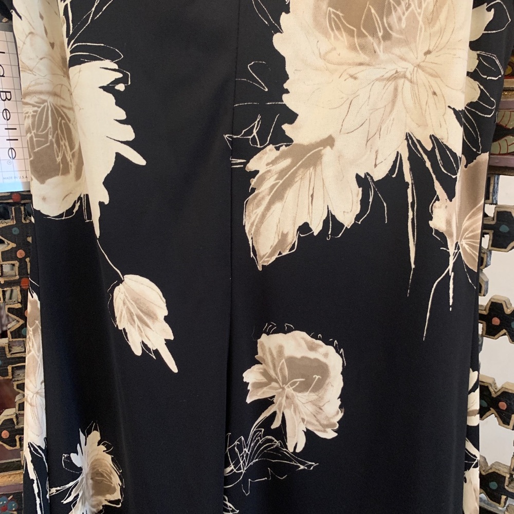 NWT floral dress knee length with flowy cap sleeves 🌸🌼 - Picture 7 of 8